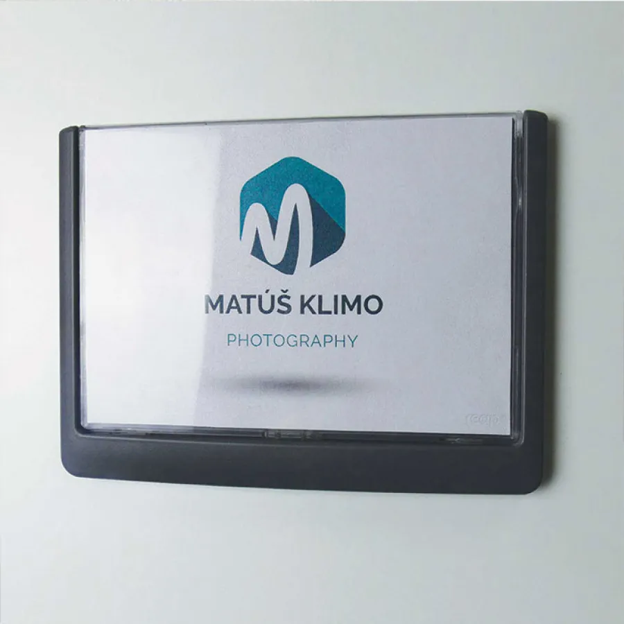 Dvere na všetkých pracoviskách, úradoch, ale aj na školách by mali byť riadne označené. Vyberte si z našich dizajnových menoviek na dvere.