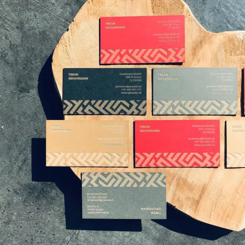 Laserem gravírované vizitky