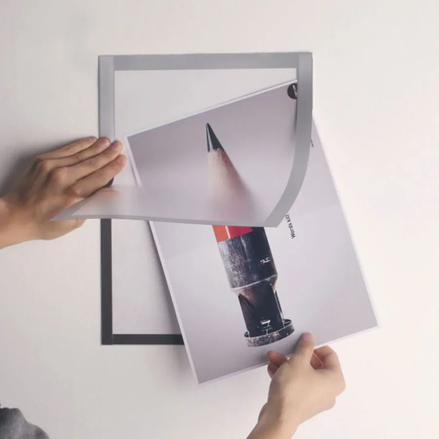 V našej ponuke nájdete aj rôzne stojany a rámy na plagáty, ktoré sa dajú použiť opakovane s iným plagátom. Modely na stenu, samostatne stojace, ale aj boardy.