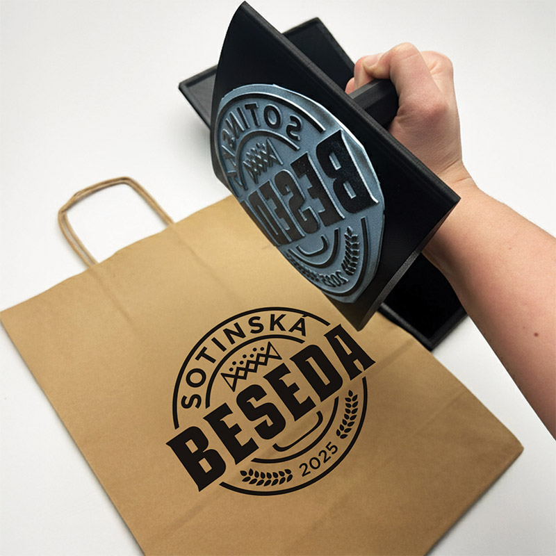 Personalizované veľkoplošné pečiatky s vlastným logom. Jednoduchosť tlačenia na rôzne materiály. Slovenský výrobok v 3D tlači.